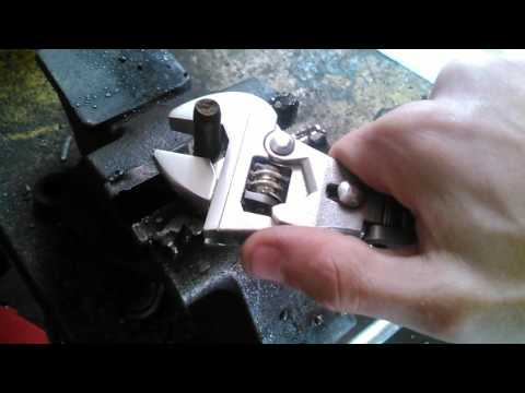Adjustable ratcheting wrench