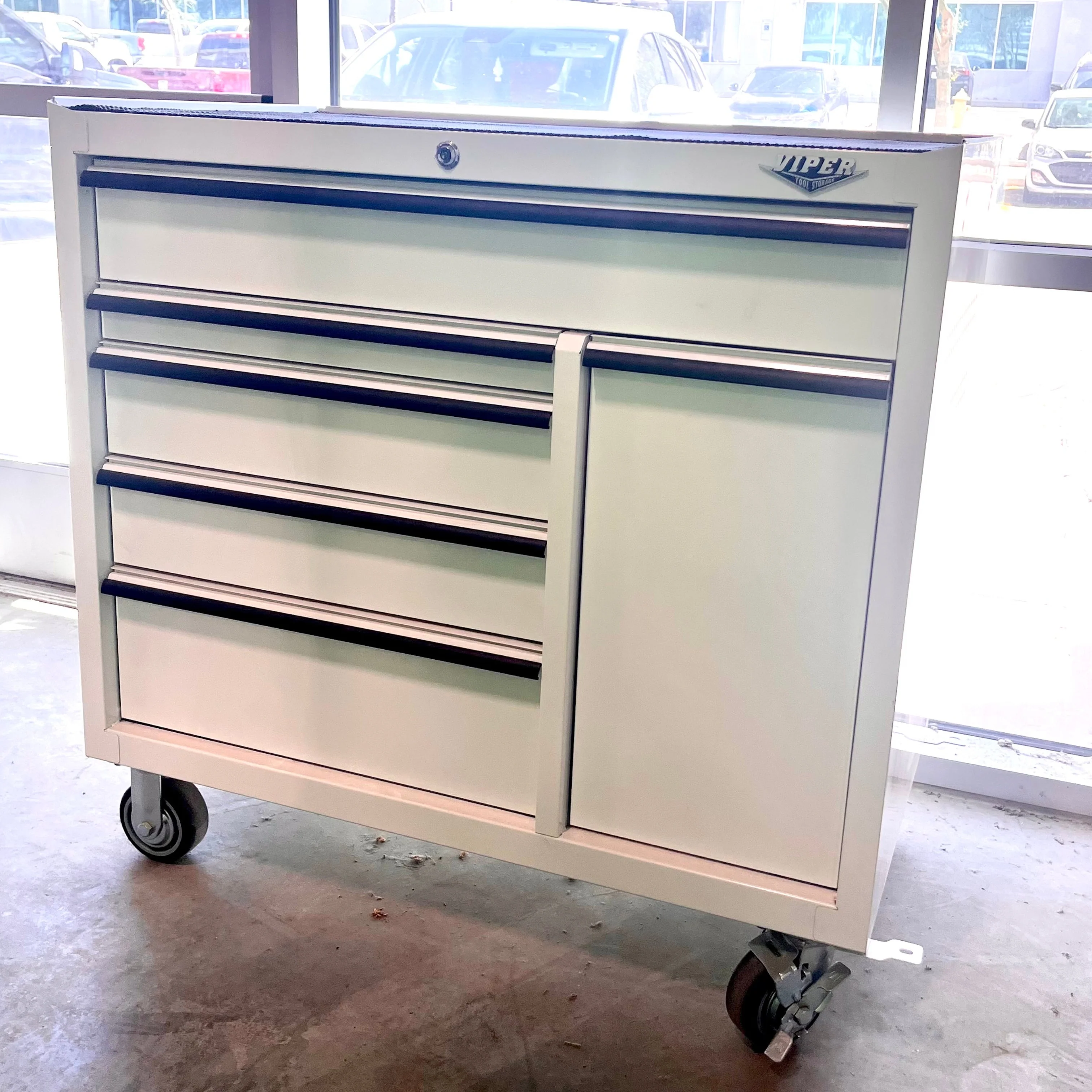 https://vipertoolstorage.com/products/open-box-41-inch-6-drawer-rolling-cabinet-with-power-drawer-white